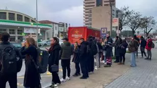 Colas de más de 50 minutos para salir en bus de Barcelona y sortear la suspensión de toda Rodalies tras el accidente en Gelida