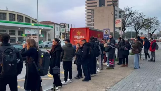 Colas de más de 50 minutos para salir en bus de Barcelona y sortear la suspensión de toda Rodalies tras el accidente en Gelida