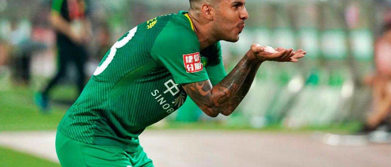 El atacante grancanario Jonathan Viera Ramos celebra un tanto con el Beijing Guoan, en la pasada campaña, con un gesto hacia la grada del Estadio Nacional de Pekín.