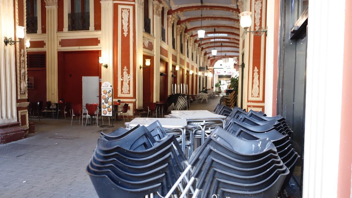 Sillas y mesas de terrazas cerradas en el pasaje del Ciclón este mismo jueves, justo al lado de la plaza del Pilar.