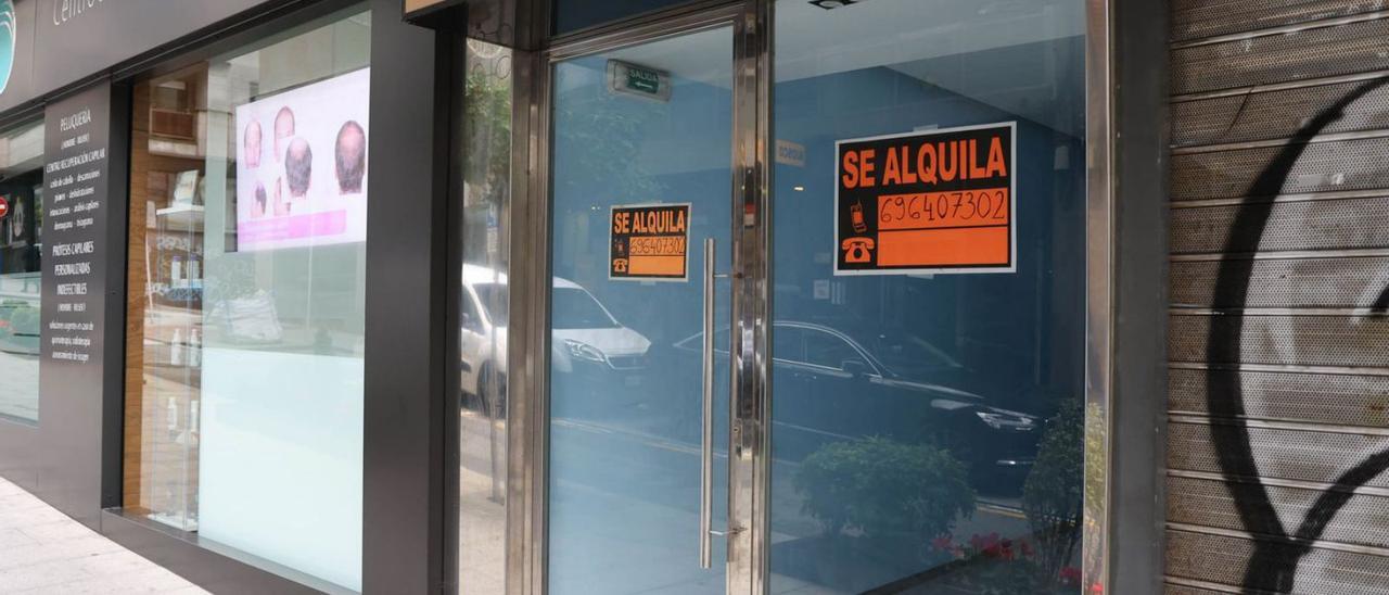 Un negocio cerrado
por la crisis en una céntrica
calle de Vigo.  // Alba Villar