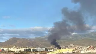 Un incendio en una oficina-contenedor genera una intensa humareda en Telde