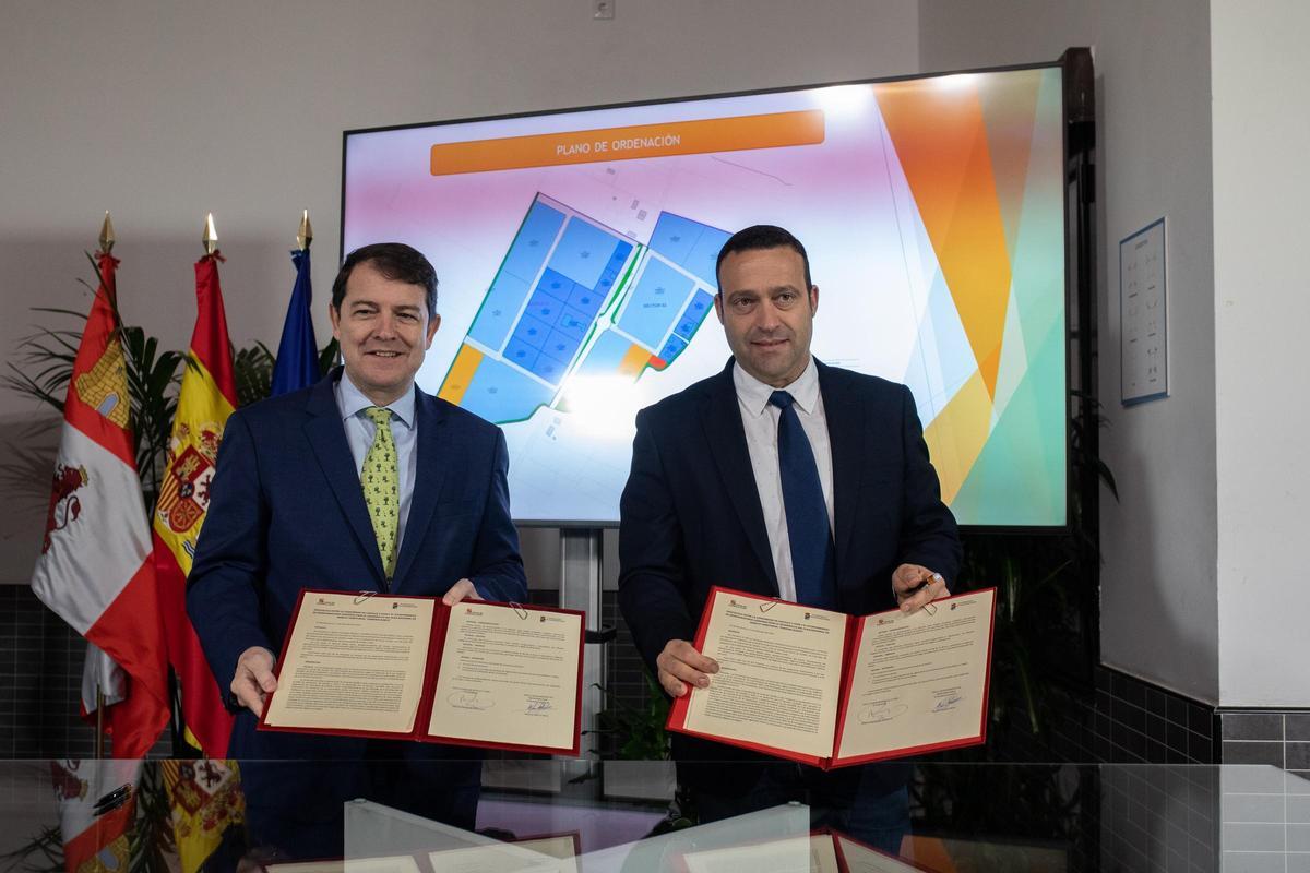 El presidente de la Junta y el alcalde de Monfarracinos, en la firma del protocolo para desarrollar el polígono.