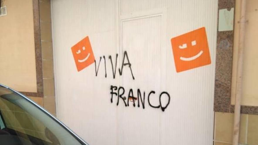 La sede de Compromís amaneció con un escrito de «Viva Franco».