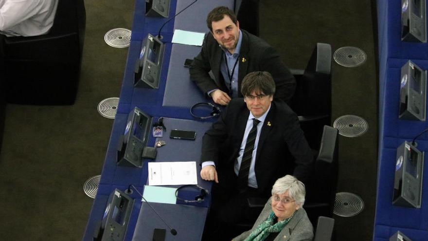 Els eurodiputats Toni Comín, Clara Ponsatí i Carles Puigdemont al seu escó a la seu del Parlament Europeu a Estrasburg