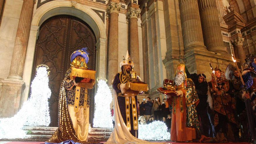 Los Reyes de Oriente entregaron sus presentes en la Catedral.