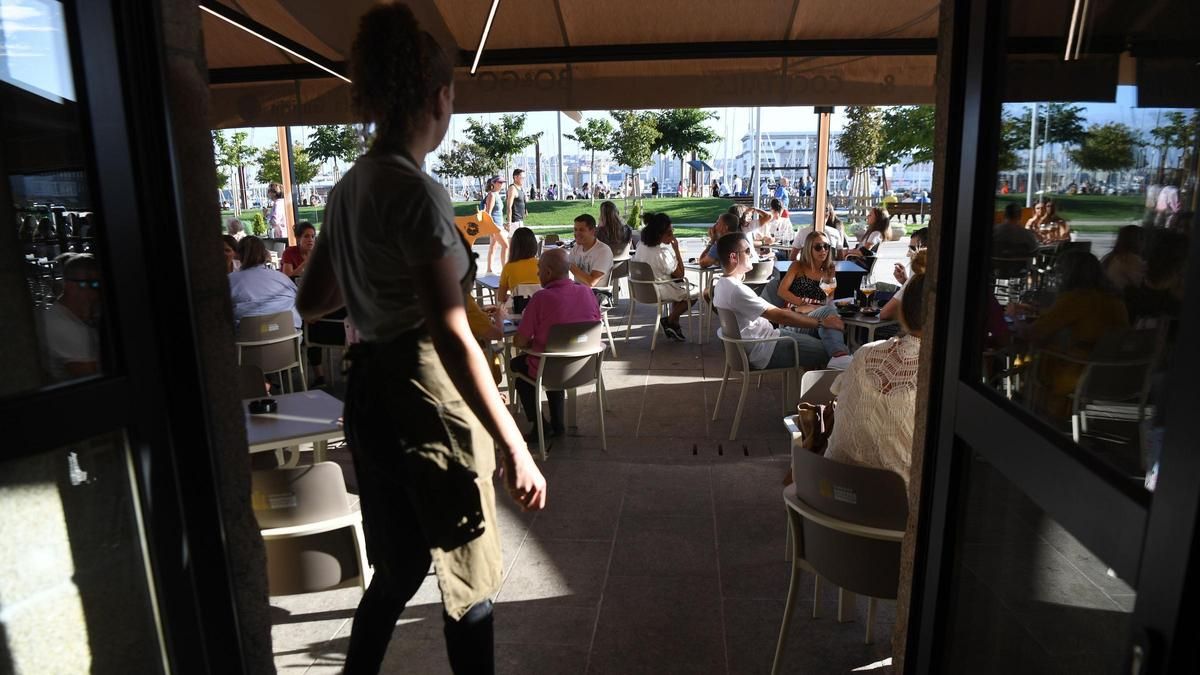Terraza de un local ubicado en la Marina, en A Coruña.