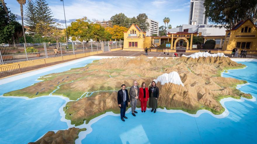 El alcalde y los concejales, delante del mapa gigante.