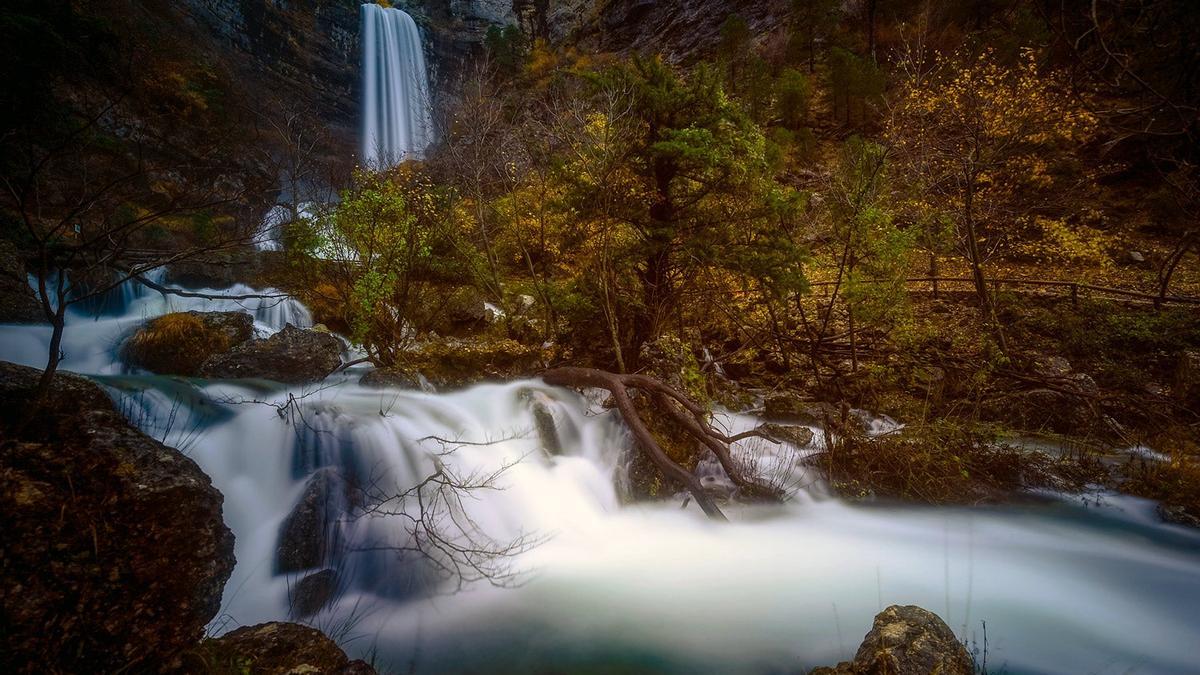 El Reventón del río Mundo: el anuncio más espectacular de la llegada de la primavera