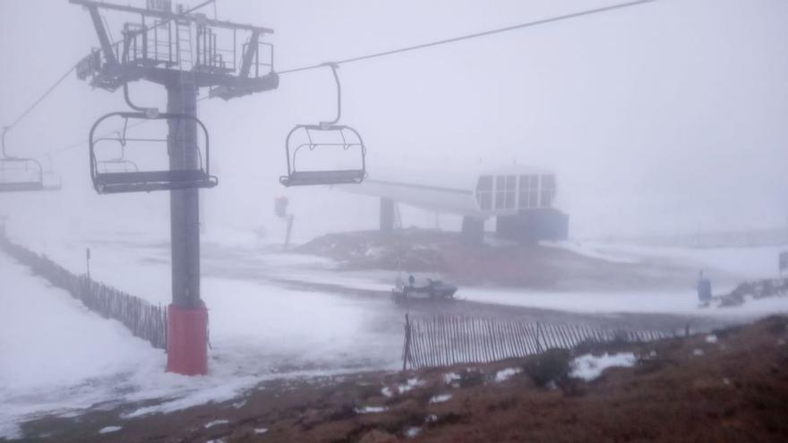 La intensa lluvia formó un colchón de agua y derritió la nieve.   | // FDV