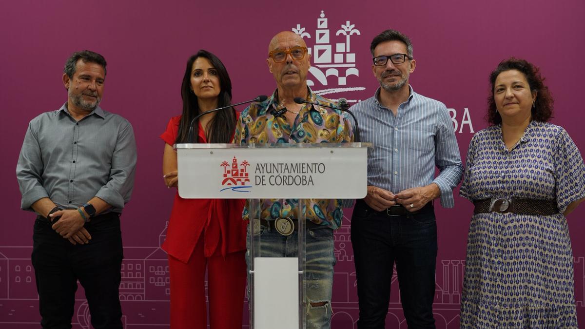 El portavoz del PSOE en el Ayuntamiento, Antonio Hurtado, junto a concejales socialistas.