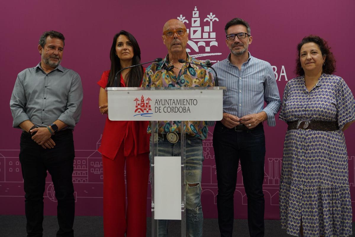 El portavoz del PSOE en el Ayuntamiento, Antonio Hurtado, junto a concejales socialistas.