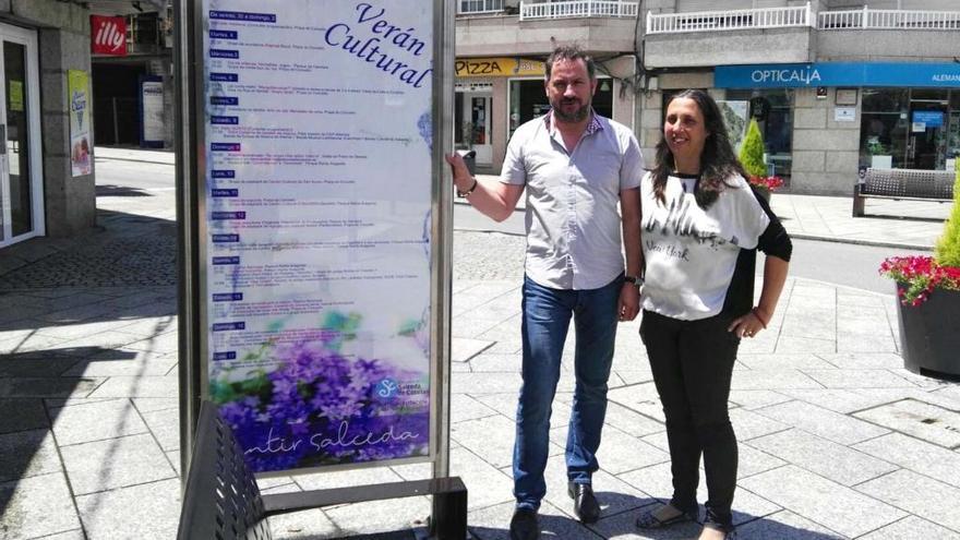 Foto de archivo del exalcalde de Salceda, Marcos Besada, junto a la que fuera concelleira del municipio en su equipo de Gobierno, Tere Pérez.