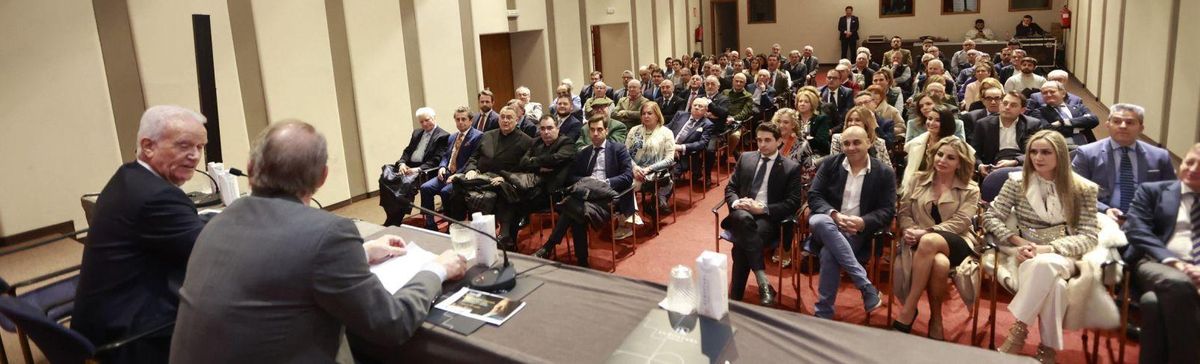 Aspecto del salón Severo Ochoa del Reconquista durante la charla, con el ponente y su presentador en primer término. | Miki López