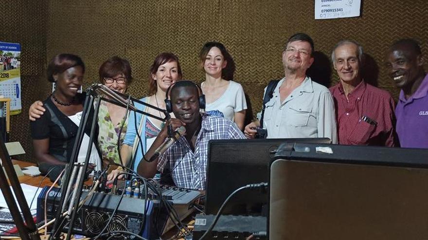 L&#039;ONG Nzuri Daima, en un dels estudis de ràdio d&#039;Uganda, amb la qual col·laboren