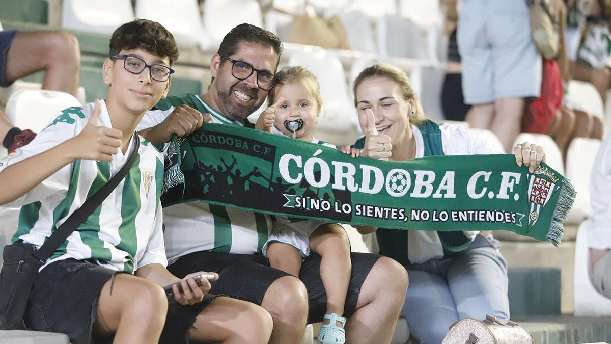 El cordobesismo respalda al equipo durante el pasado choque ante el Cádiz en el Trofeo Puertas de Córdoba.