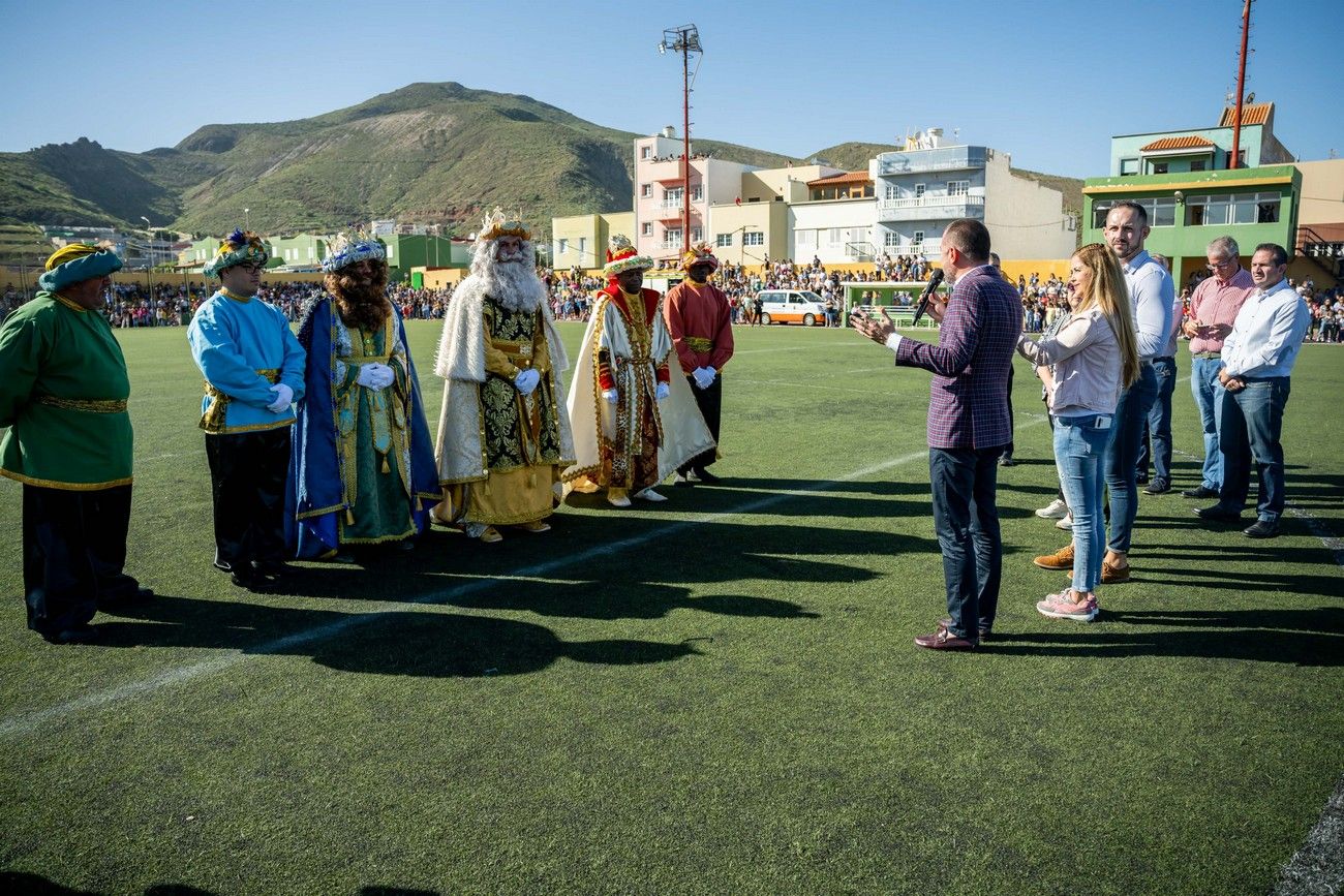 Miles de personas llenan de ilusión el Estadio de Barrial en la llegada de los Reyes Magos