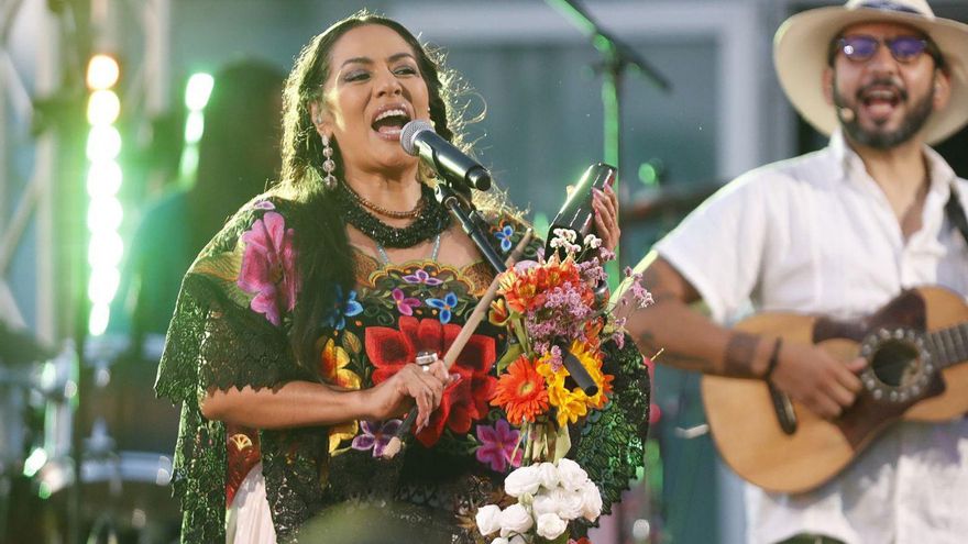 Lila Downs ayer durante el concierto en el Auditorio Mar de Vigo.   | // RICARDO GROBAS