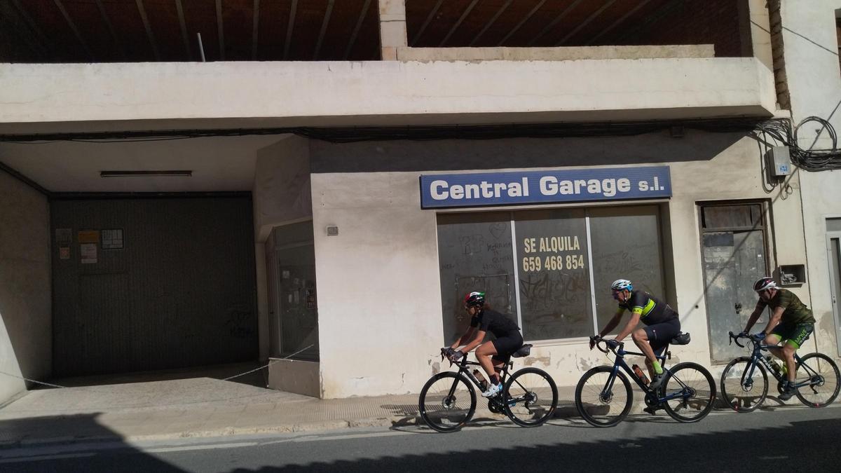 Imagen de archivo de ciclistas pasando por Benissa