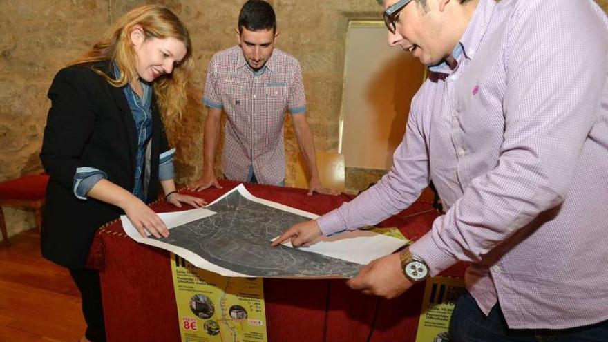 La concejala Marga Caldas repasan el recorrido con los organizadores de Galaekia. // G. Santos