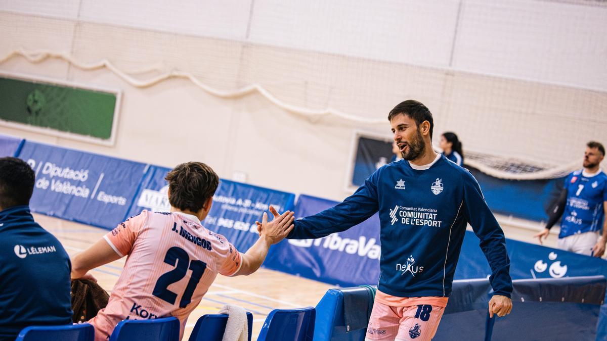 Aharón Gámiz y Javier Mengod se dan la mano.