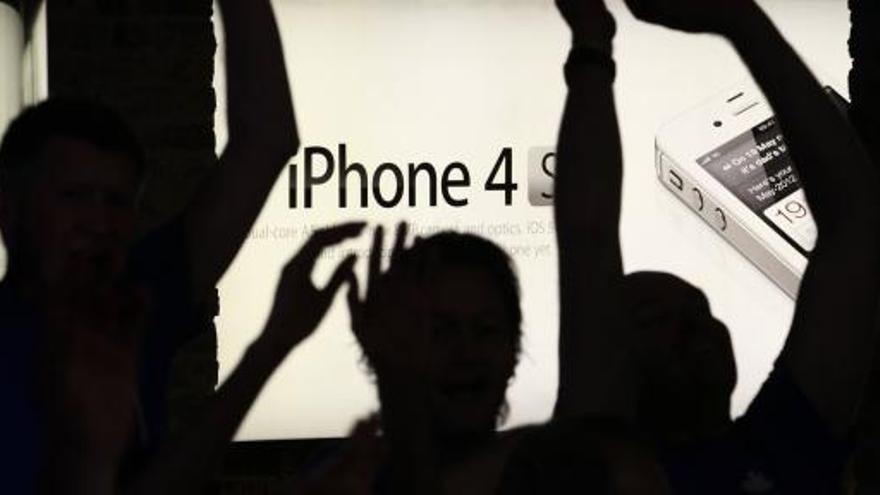 Usuarios de Apple, emocionados con el iPhone 4s.