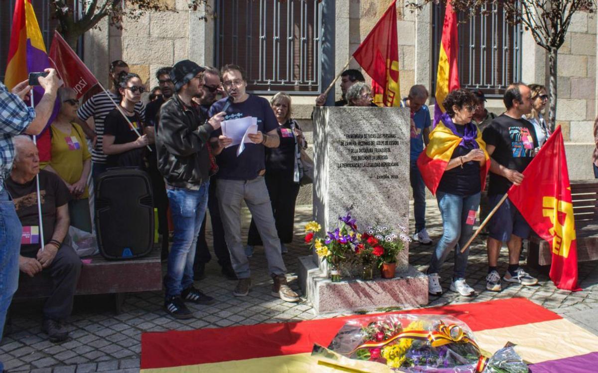 Intervención de Viñas junto al monolito de recuerdo a las víctimas. | Alba Prieto