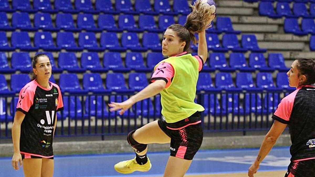 Sole López lanza a portería durante un entrenamiento.