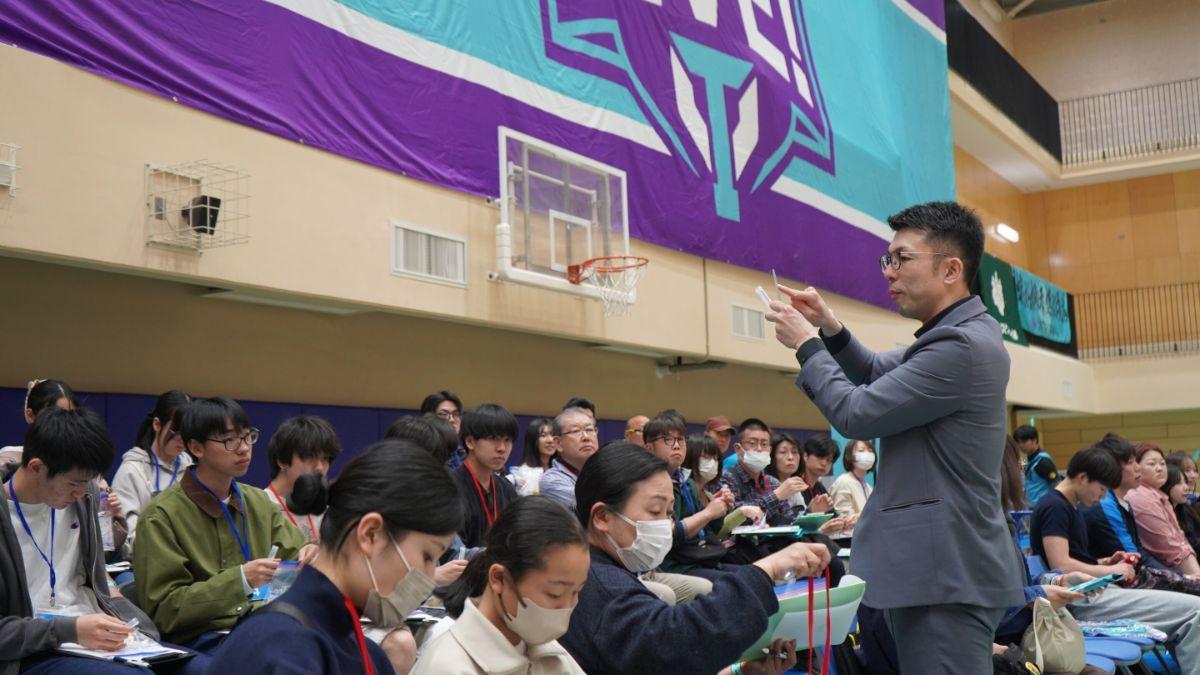 Takashi Matsui, autor principal del estudio, guía a los participantes a través del procedimiento de recolección de saliva durante un partido de baloncesto universitario en vivo. Las muestras permitieron medir la oxitocina y el cortisol, mientras se registraban continuamente las frecuencias cardíacas de los participantes.