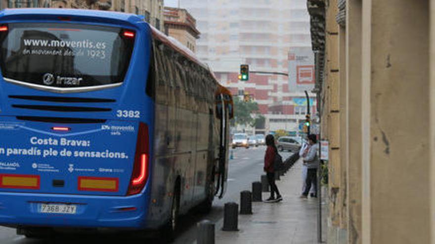 La pandèmia fa caure un 40% els passatgers dels busos i la patronal reclama solucions