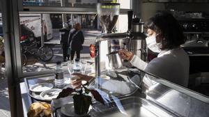 Les franquícies guanyen terreny als bars tradicionals pels tancaments del covid