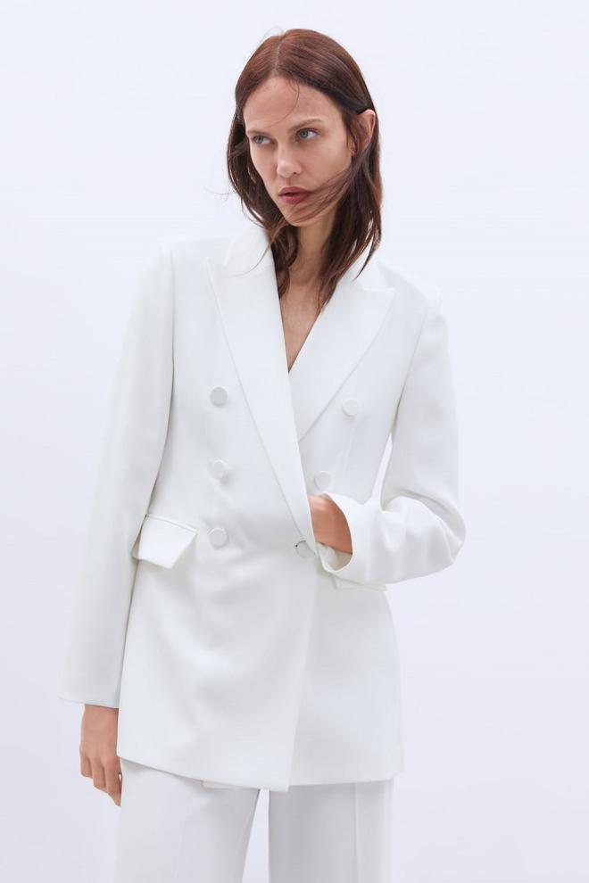 La chaqueta smoking en blanco roto, de Zara