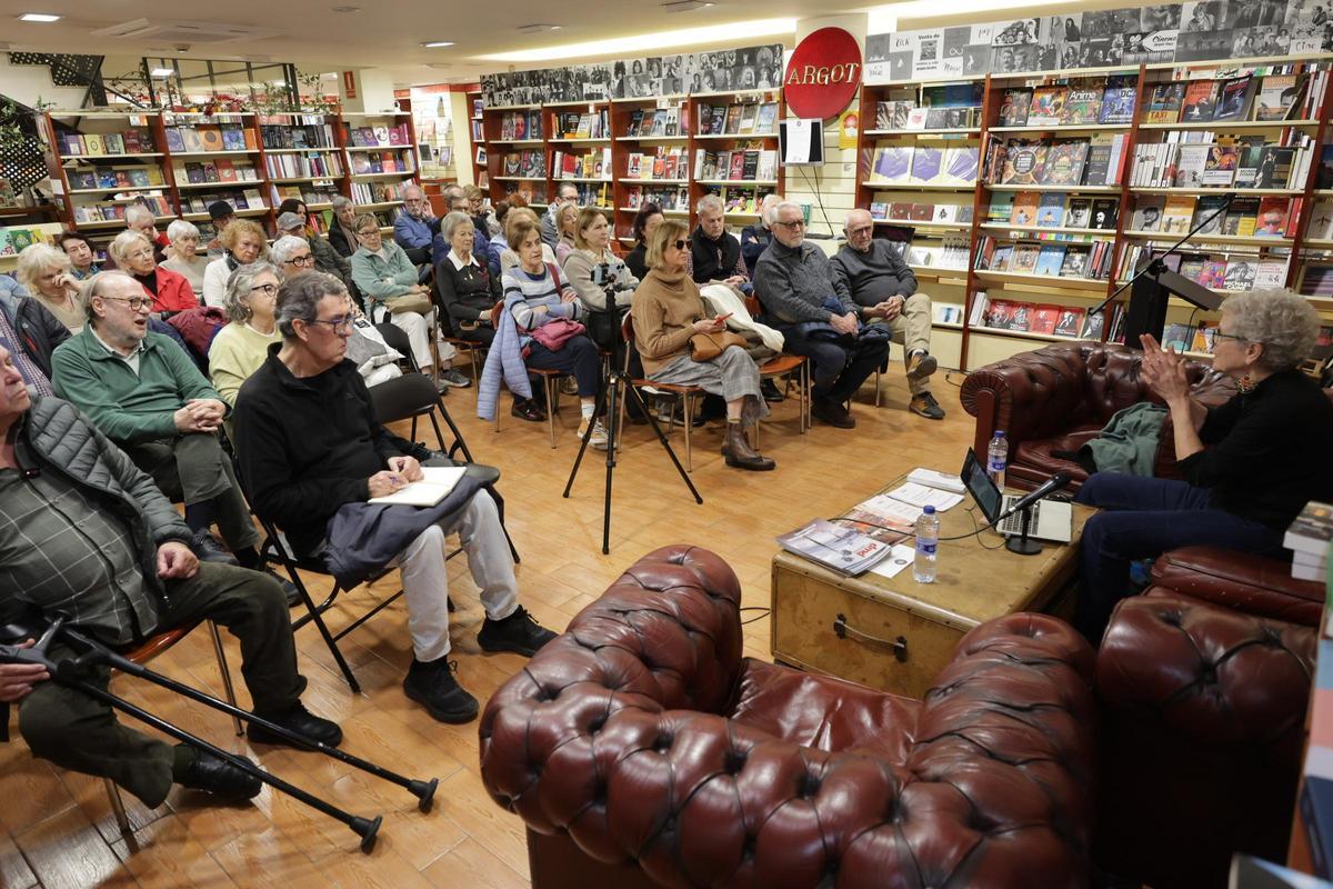 El público asistente ha seguido la charla de Loren Arseguet con mucha atención.