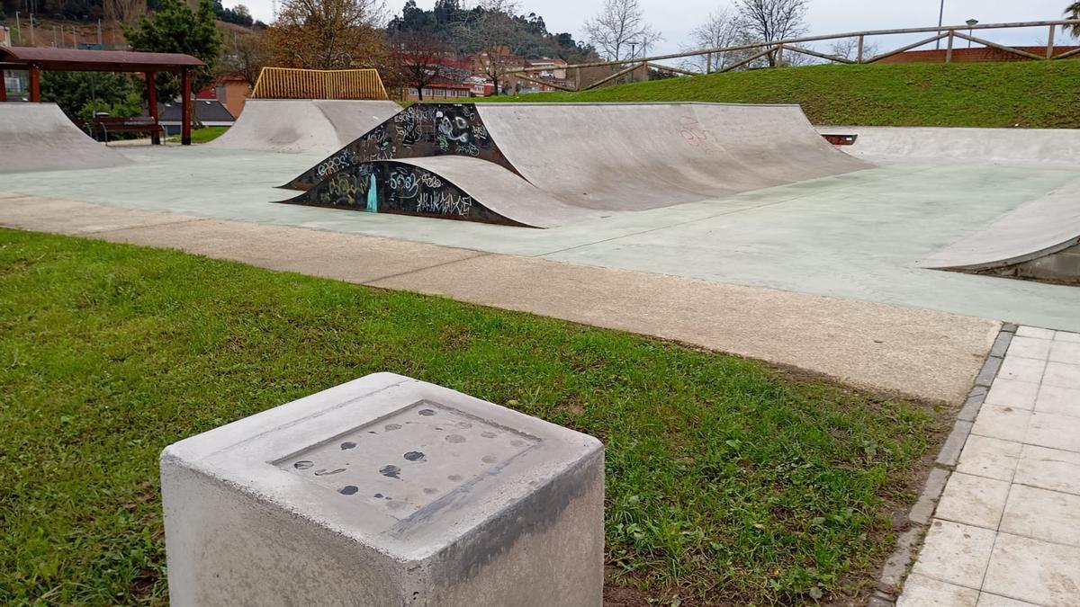 Pedestal con la placa retirada en el skatepark de Las Vegas.