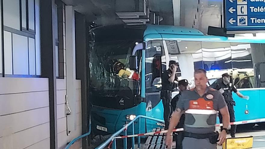 Accidente en San Telmo: una guagua atropella a varias personas y choca contra una pared en la estación