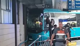 Sobresalto en la hora punta: así se vivió el accidente de guagua en la estación de San Telmo