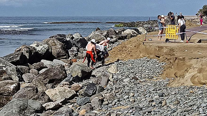 El mar destroza por el tramo del paseo del Faro arrastrado por las olas