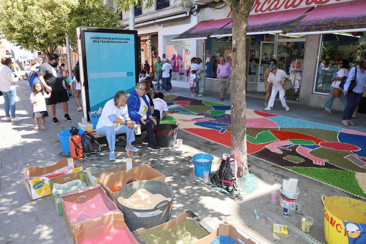 Alfombra matinal de los niños, con los materiales en primer plano.