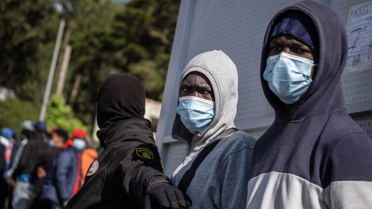 El diputado de Vox Ortega Smith visita el campamento de Las Canteras