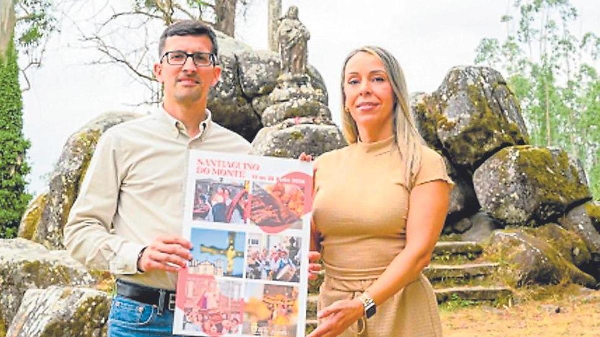O alcalde de Padrón, Anxo Arca, xunto á concelleira de Cultura e Festexos, Chus Campos, co cartel das festas deste ano