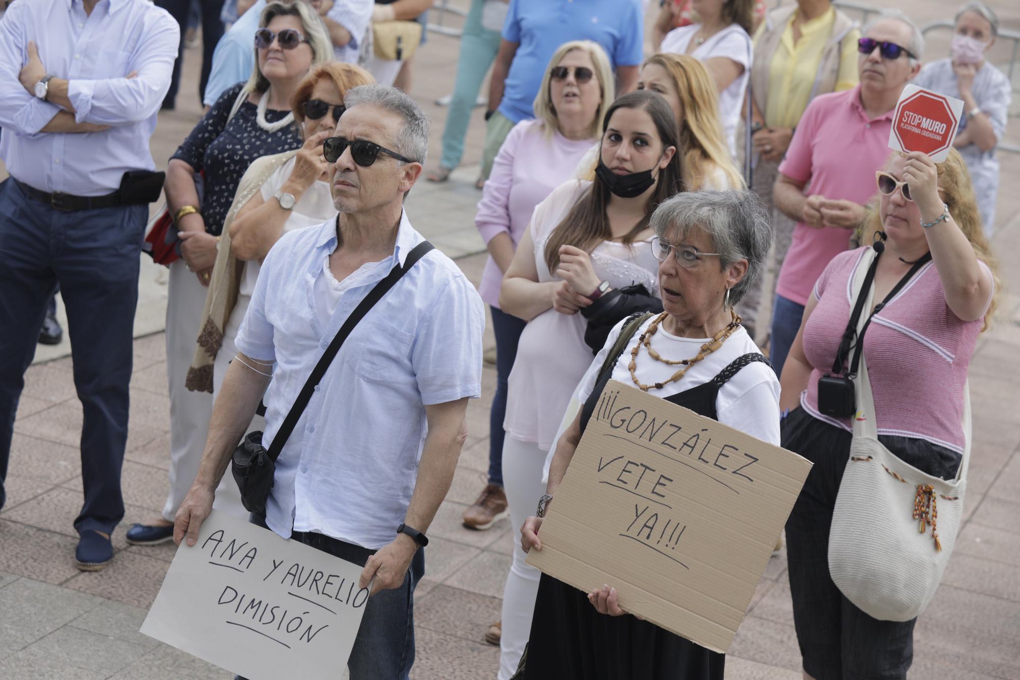 En imágenes: Así fue la protesta por el estado del paseo del Muro en Gijón