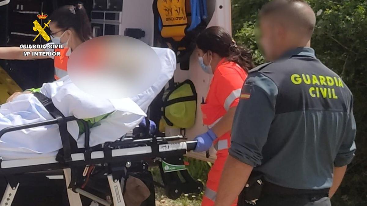 Personal sanitario auxilia al peregrino en su traslado al Hospital de Zamora