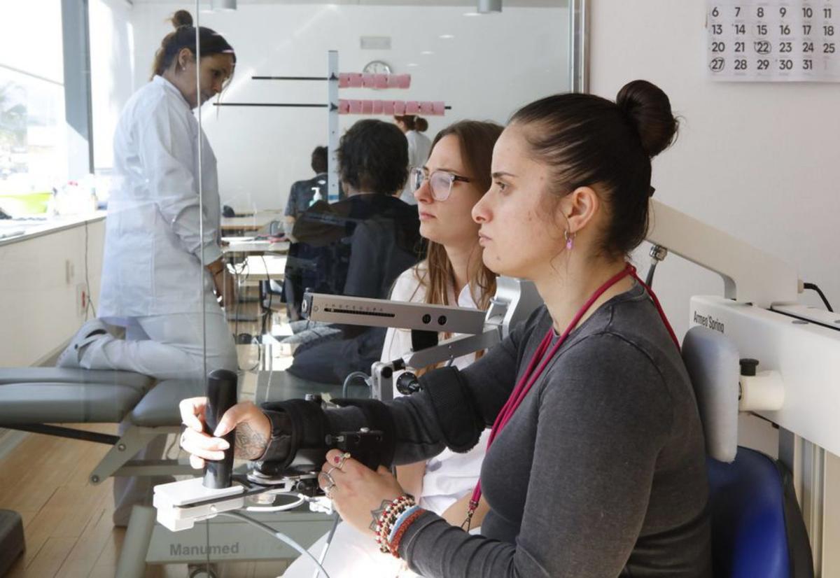 Eine Patientin bei Mobilitätsübungen nach einem Motorradunfall. | F.: BENDGENS