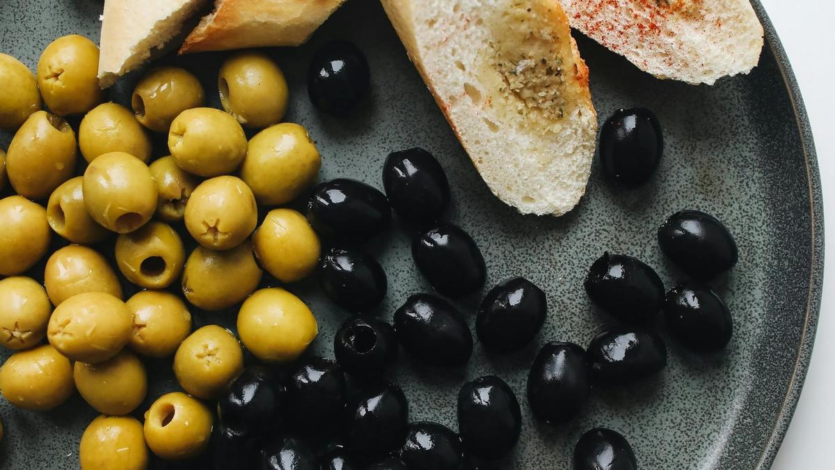Aceitunas, encurtidos, en una imagen de archivo.