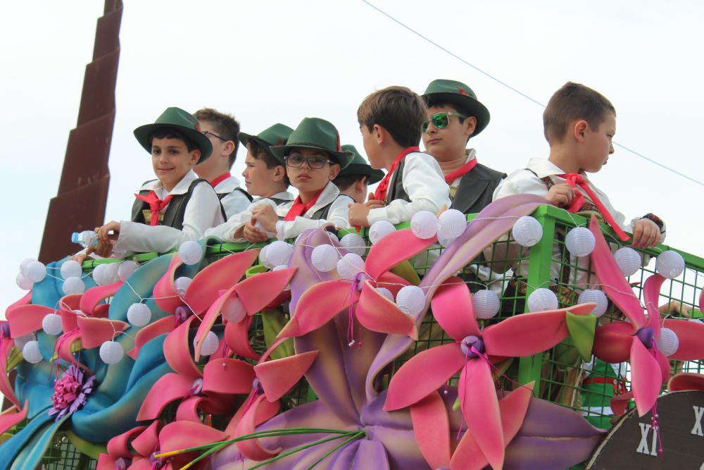 Roses viu un carnaval pletòric de gent i bon temps