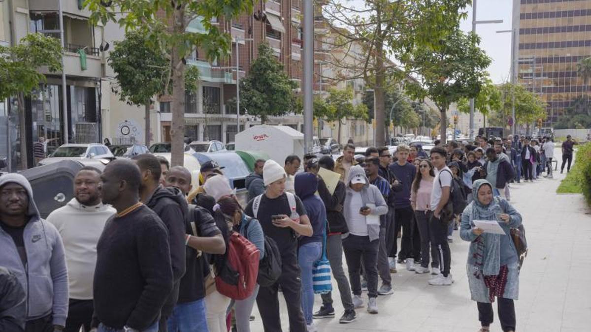 Lange Schlangen: Antragsteller fur die außerordentliche Regulierung von MIgranten in Palma.