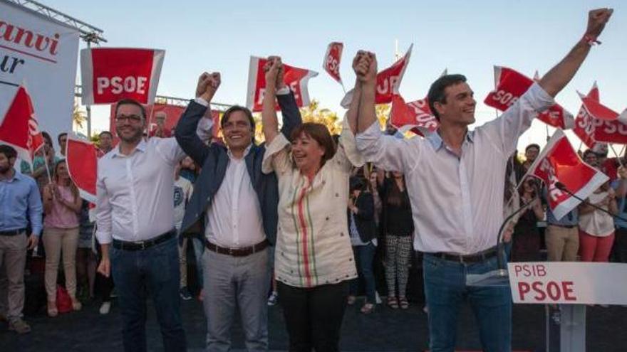 Sánchez, con Armengol, Miralles e Hila, en el mitin que ofreció en la pasada campaña autonómica.