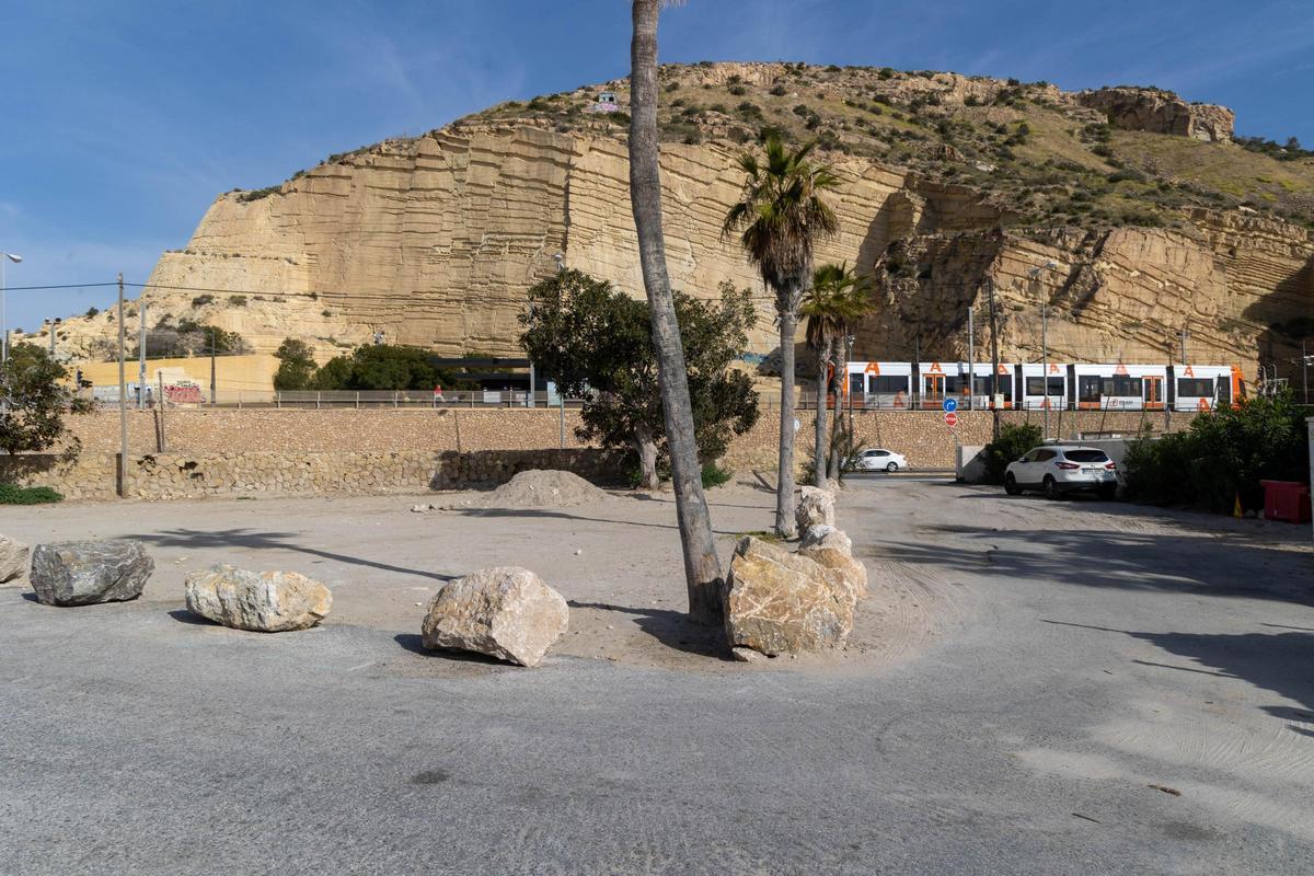 Rocas para impedir el estacionamiento de caravanas en el Tiro de Pichón.