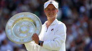Krejcikova muestra feliz su trofeo de Wimbledon.