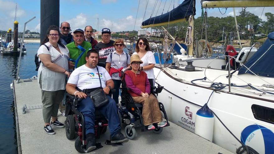 Usuarios de AMIZADE y de COGAMI en Monteporreiro participaron en la regata inclusiva. // FdV